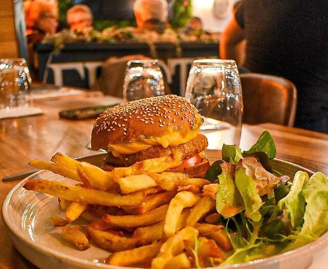 Le Burger des Copains, servi avec frites et salade