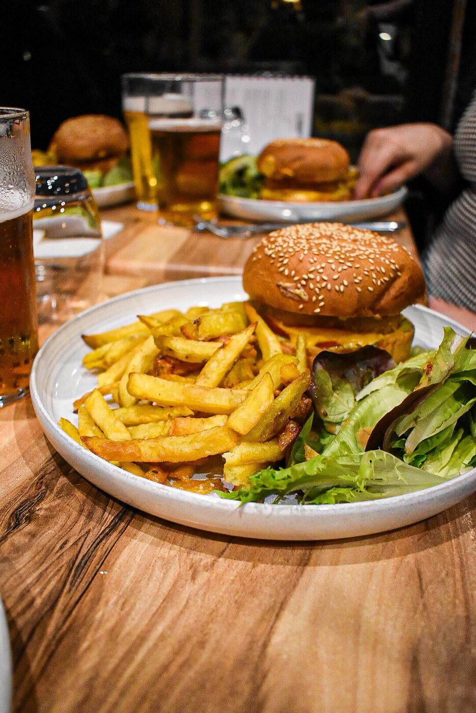 Burger maison, frites et salade