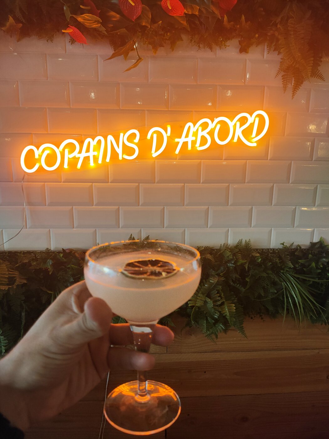 L'enseigne néon Copains d'Abord