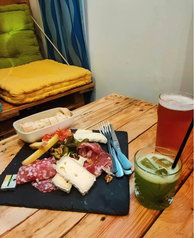 Planche de charcuterie et fromages, avec une bière pression